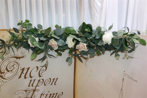 Artificial Rose Garland for Easel - Minnie