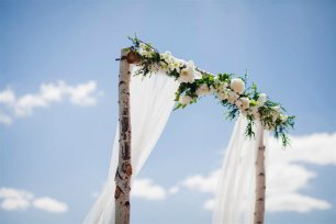 Green & White Flower Arbour Runner - Carrie